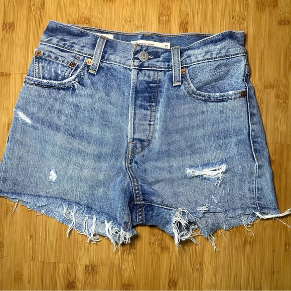 Levi’s Medium Wash Wedgie Distressed Denim Jean Shorts - Picture 6 of 13